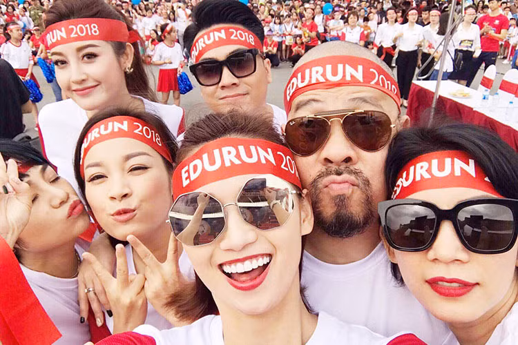 Dàn nghệ sĩ Việt xuống phố chạy bộ là một trong những tin tức sao Việt trong ngày 1/4.