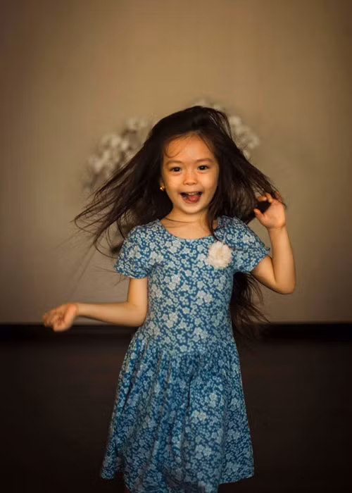 Đoan Trang trải lòng ngày con gái tròn 4 tuổi: "Hôm nay, con gái của ba mẹ đã lên 4 tuổi. Cái tuổi mà bà ngoại hay nói rất đặc biệt. Vì con đã biết giao tiếp, nhận thức sâu sắc, biết chia sẻ cảm xúc và bắt đầu biết thu thập cho mình những ký ức đẹp...".