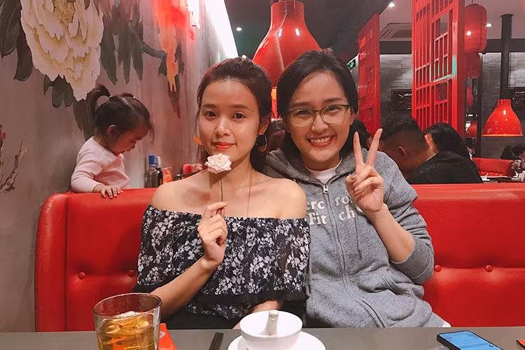 Midu được Mai Phương Thúy dẫn đi thưởng thức ẩm thực Hà Nội.