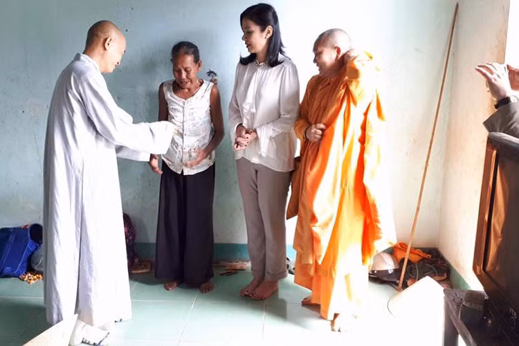 "Nữ hoàng phim mì ăn liền" còn chiếm được thiện cảm của khán giả khi tham gia nhiều hoạt động từ thiện.