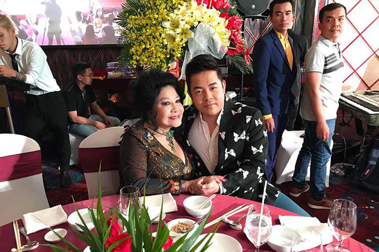 Quang Lê chụp ảnh thân thiết với bà Thúy Nga.