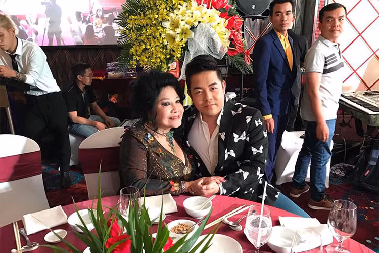 Quang Lê chụp ảnh thân thiết với bà Thúy Nga.