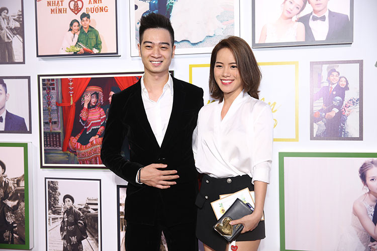 Nhà sản xuất âm nhạc Slim V và Huyền Trang tươi rói bên nhau tại sự kiện.