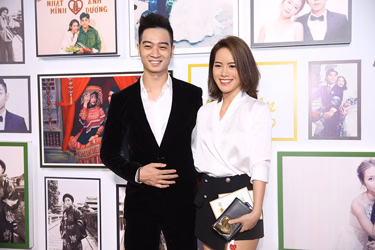 Nhà sản xuất âm nhạc Slim V và Huyền Trang tươi rói bên nhau tại sự kiện.