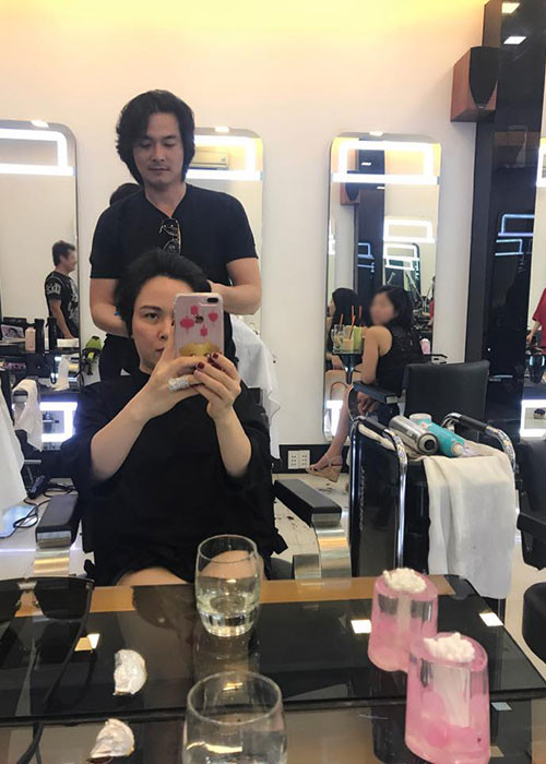 Nam diễn viên từng làm tóc cho người tình hơn tuổi ngay chốn đông người.