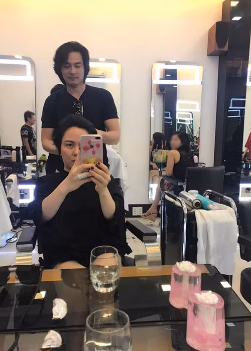 Nam diễn viên từng làm tóc cho người tình hơn tuổi ngay chốn đông người.