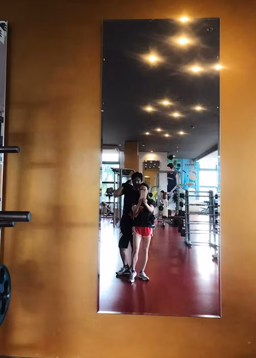 Nam diễn viên khoe ảnh cùng người tình đại gia đi tập thể thao.