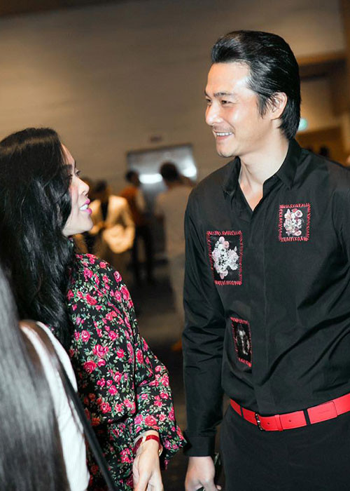 Hình ảnh Quách Ngọc Ngoan vui vẻ trò chuyện cùng bạn gái doanh nhân tại một sự kiện.