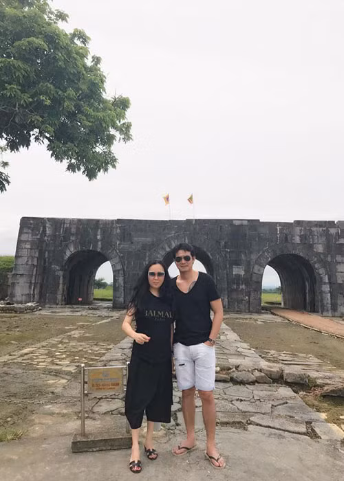 Vốn kín tiếng, Quách Ngọc Ngoan hiếm khi chia sẻ chuyện tình cảm với bạn gái hơn tuổi trước truyền thông.