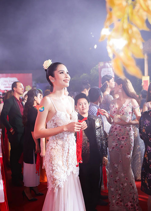 Hình ảnh Lệ Nam xinh đẹp, gợi cảm tại một sự kiện.