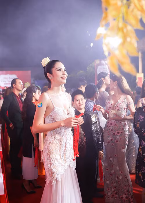 Hình ảnh Lệ Nam xinh đẹp, gợi cảm tại một sự kiện.