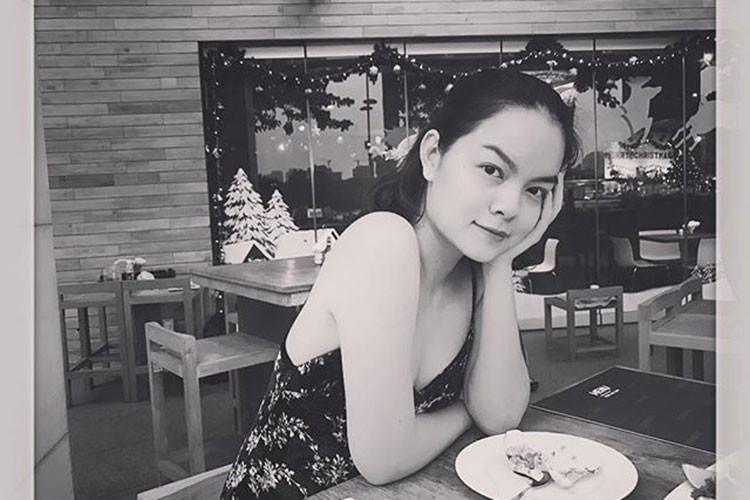 Nữ ca sĩ thường xuyên đăng tải hình ảnh, clip về bản thân và hai cô con gái kháu khỉnh.