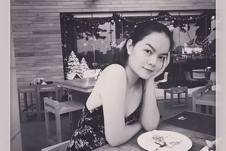 Nữ ca sĩ thường xuyên đăng tải hình ảnh, clip về bản thân và hai cô con gái kháu khỉnh.