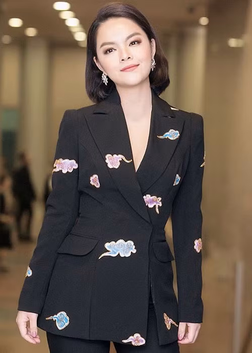 Sau khi sinh con thứ 2, nữ ca sĩ thỉnh thoảng tham gia các sự kiện giải trí.