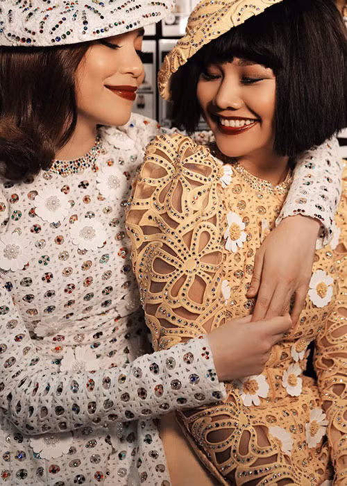 Hồ Ngọc Hà tâm sự lần tái xuất sàn catwalk cùng Thanh Hằng: "Đang ở Nam Hàn để bàn chuyện quan trọng thì phải bay về Việt Nam làm cái chuyện trọng sự này. Bạn là không nói nhiều, cần là có, vui là cười, chứng minh làm gì cho mệt. Làm chuyện vui cho đời thích hơn".