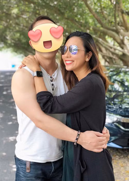 Khánh Ngọc đăng tải hình ảnh tình tứ bên một người đàn ông giấu mặt.