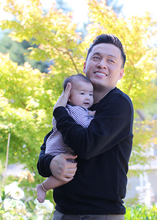 Chia sẻ hình ảnh bên bé Yên Lam, Lam Trường viết: "Tình yêu nhỏ bé của ba Trường".