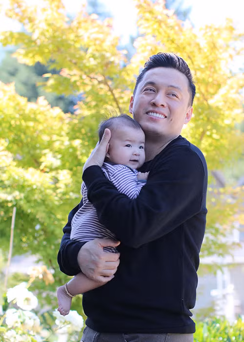 Chia sẻ hình ảnh bên bé Yên Lam, Lam Trường viết: "Tình yêu nhỏ bé của ba Trường".