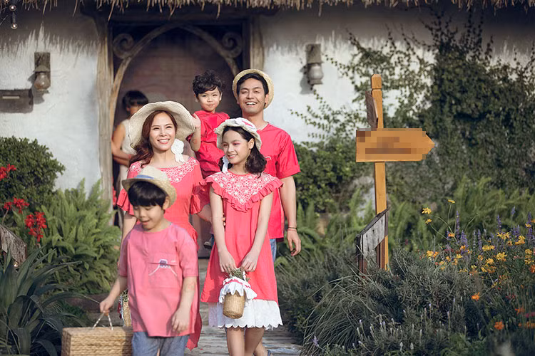 MC Phan Anh kết hôn vào năm 2006. Bà xã của nam MC tên Dương Tuấn Ngọc. Đến nay, vợ chồng Phan Anh đã có với nhau 3 người con: 2 trai, 1 gái.