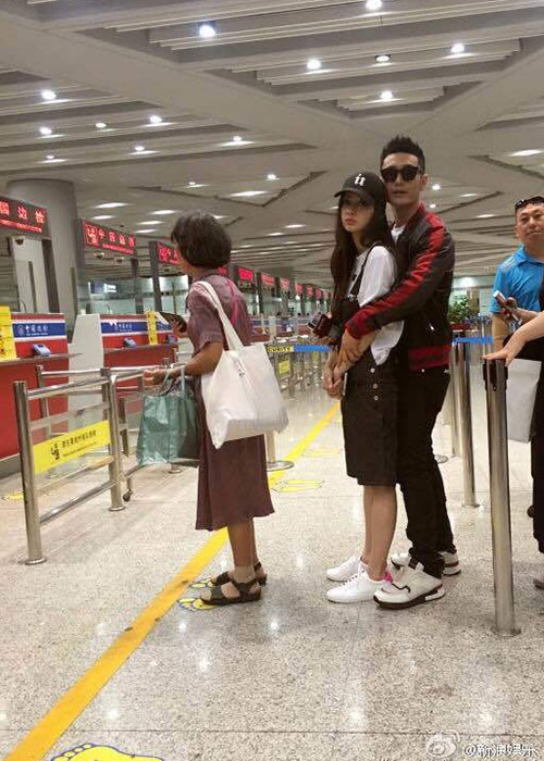 Vợ chồng Huỳnh Hiểu Minh tình tứ trong lúc đợi tàu khiến nhiều người phát ghen. Ảnh: Weibo