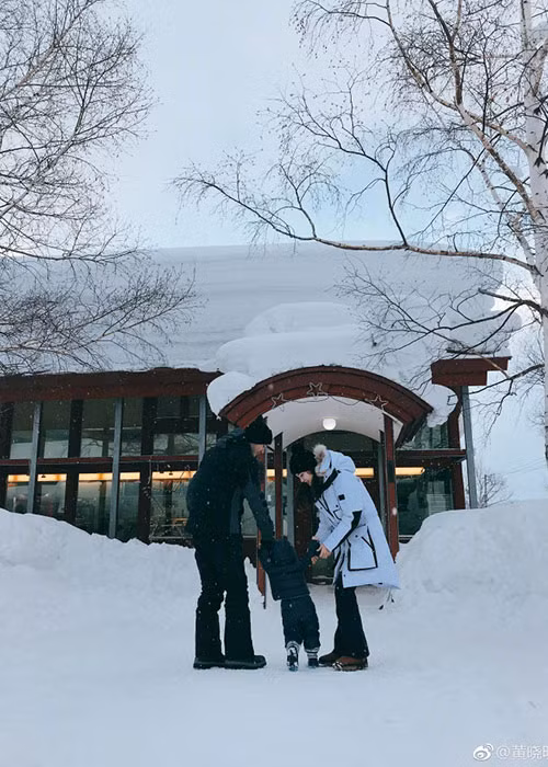 Huỳnh Hiểu Minh - Angelababy hạnh phúc bên con trai sau 3 năm kết hôn. Ảnh: Weibo