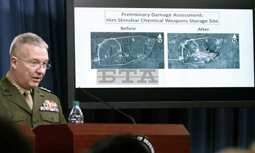 Tướng McKenzie trình bày hình ảnh về căn cứ của Syria trước và sau đòn không kích. Ảnh: AP