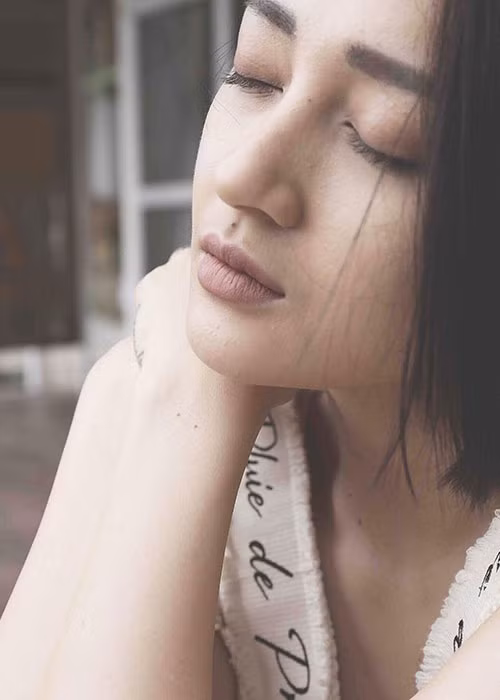 Bảo Anh chia sẻ: “Bỏ bớt cái nào phải ép mình chịu đựng cho đỡ nhọc. Cứ phải vui vẻ trẻ khỏe. Và hãy nhớ 3 quy tắc trong cuộc sống: tin tưởng, cam kết, yêu thương. Và quan trọng hơn nữa là làm cái gì cũng phải đúng thời điểm”.