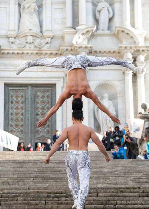 Anh em hoàng tử xiếc chồng đầu, giữ thăng bằng đi hết 90 bậc thang trong 52 giây tại nhà thờ ở Tây Ban Nha. Ảnh: FBNV