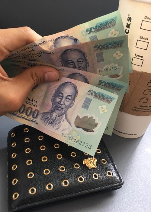 Phan Hiển than thở: “Năn nỉ gãy lưỡi mới được vợ phát lương. Đời nào đi làm thuê cho vợ, lương 0 đồng. Nàng còn hay đòi mua quà. Tổn hao nguyên khí nữa chứ. Đàn ông chúng tôi khổ quá mà”.