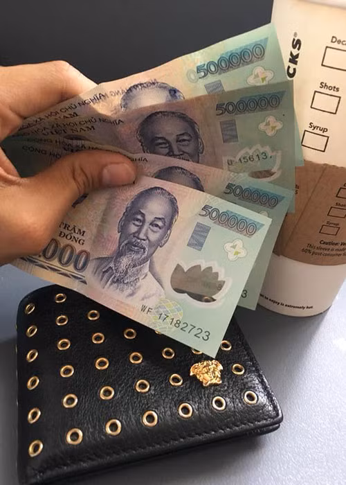 Phan Hiển than thở: “Năn nỉ gãy lưỡi mới được vợ phát lương. Đời nào đi làm thuê cho vợ, lương 0 đồng. Nàng còn hay đòi mua quà. Tổn hao nguyên khí nữa chứ. Đàn ông chúng tôi khổ quá mà”.