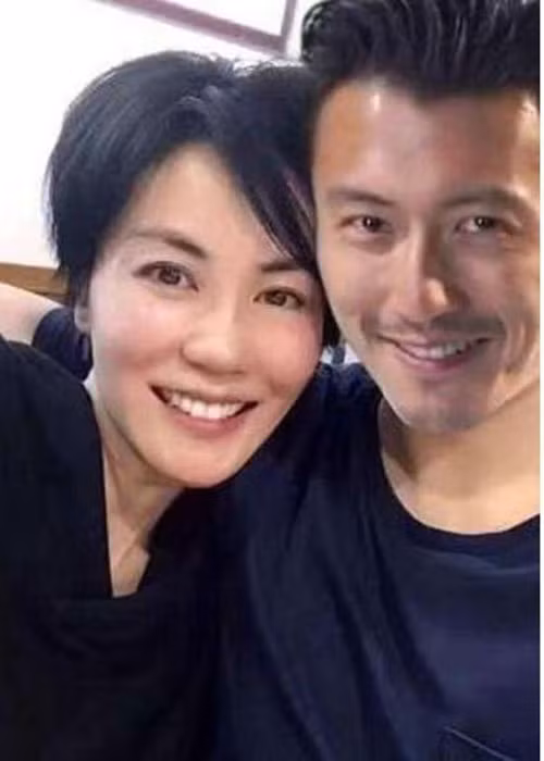 Vương Phi và Tạ Đình Phong bắt đầu hẹn hò vào năm 2000 sau khi gặp nhau tại bữa tiệc của nữ ca sĩ Mai Diễm Phương. Ảnh: News