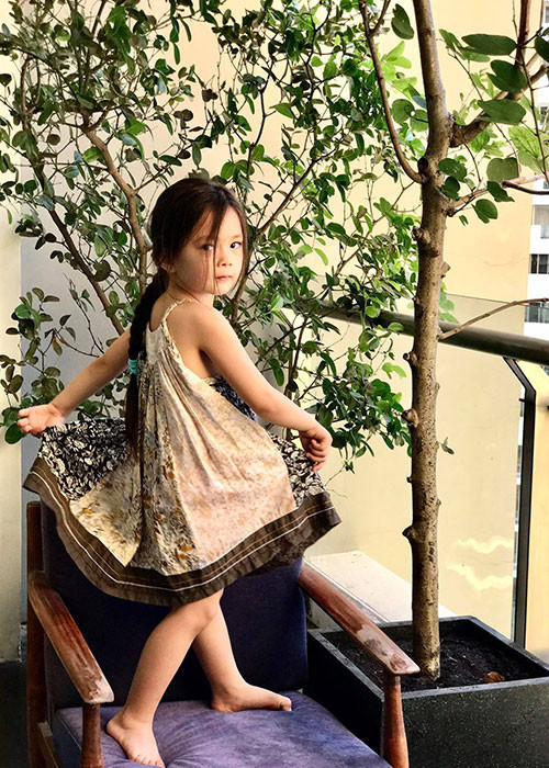 Bé Sol tỏ ra khá dạn dĩ trước ống kính máy ảnh.