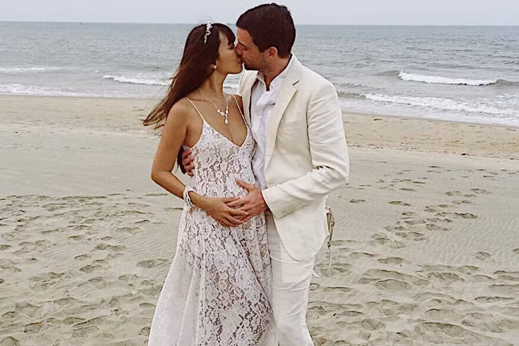 Vợ chồng sao Việt Hà Anh khóa môi tình tứ trên bãi biển