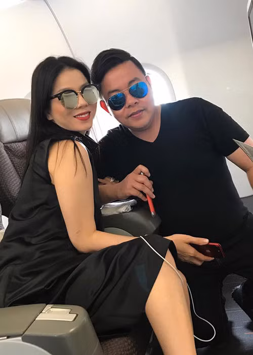 Quang Lê nhắn nhủ Lệ Quyên: “Chúc nàng thơ luôn luôn xinh đẹp, phòng trà luôn đầy ắp các tín đồ nghiện Lệ Quyên. Một người bạn rất tốt và yêu thương đồng nghiệp, luôn luôn bảo vệ quyền lợi cho đồng nghiệp đó là điều quý nhất ở Lệ Quyên. Chúc mừng sinh nhật em tôi, bạn tôi và người tình sân khấu của tôi”.