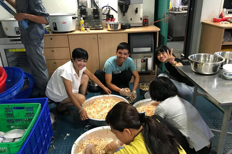 Sau khi hát xong, Phương Thanh phụ các chiến sĩ nấu ăn trong chuyến đi Trường Sa.