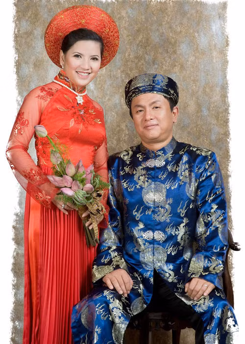 Khi tham gia "Mùi ngò gai", Ngọc Trinh bị bệnh nặng. Cô được đạo diễn Kim Se Hyuk an ủi động viên. Sau đó, cả hai chính thức yêu nhau. Ảnh: Tiepthigiadinh