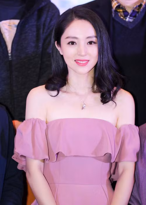 Sau khi lấy chồng, sinh con, Đổng Tuyền ngày càng đẹp mặn mà. Ảnh: Sohu