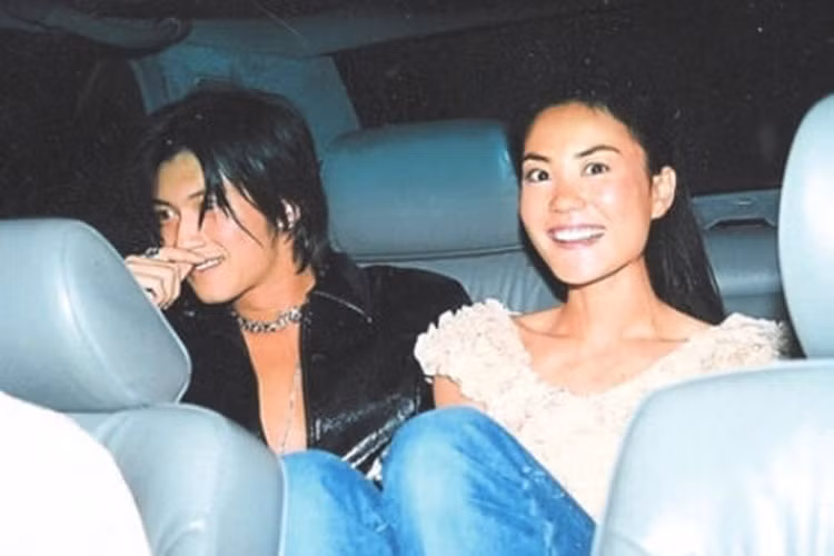 Vương Phi hơn Tạ Đình Phong đến 11 tuổi. Thời điểm hẹn hò tài tử, nữ ca sĩ từng qua một lần đò và có một con gái. Ảnh: Ifeng