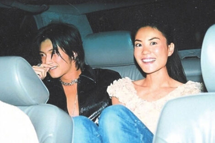 Vương Phi hơn Tạ Đình Phong đến 11 tuổi. Thời điểm hẹn hò tài tử, nữ ca sĩ từng qua một lần đò và có một con gái. Ảnh: Ifeng