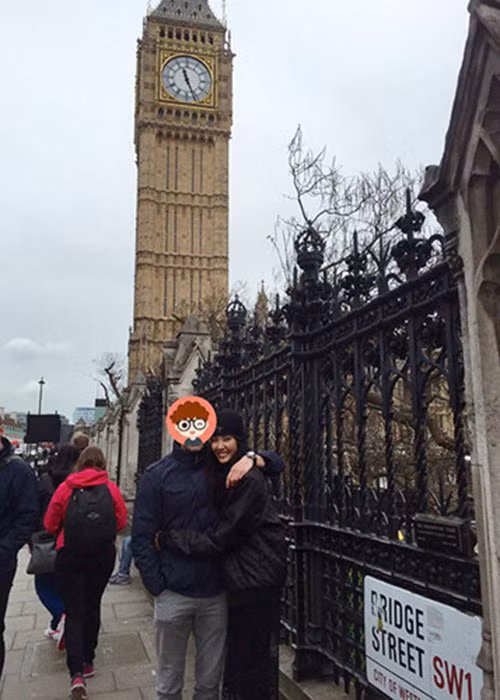 Chia sẻ hình ảnh bên bạn trai, siêu mẫu 9x khéo léo giấu gương mặt người yêu bằng những biểu tượng ngộ nghĩnh. Ảnh: FBNV