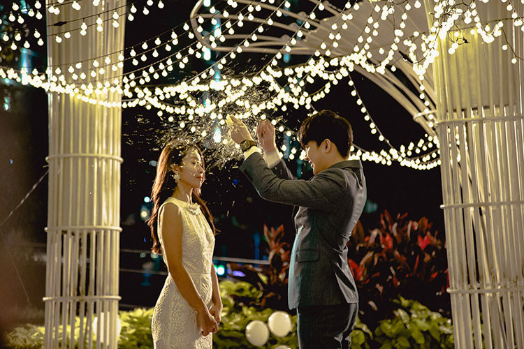 “Lúc đầu B Trần yêu bạn nữ nhiều hơn nhưng sau đó bạn nam yêu B Trần nhiều hơn. Mà cuối cùng hai bạn kia yêu nhau và không ai yêu B nữa”, B Trần nói.