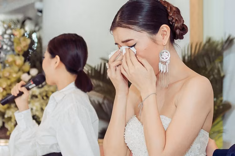 Nữ ca sĩ gặp nhiều áp lực nhưng chưa từng dám nhờ đến sự giúp đỡ của Lam Trường. Ảnh: VTC