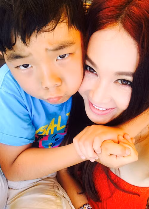 Ôn Bích Hà và Hà Tổ Quang gắn bó được 18 năm nhưng không sinh con. Cả hai nhận nuôi một bé trai.