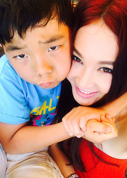Ôn Bích Hà và Hà Tổ Quang gắn bó được 18 năm nhưng không sinh con. Cả hai nhận nuôi một bé trai.