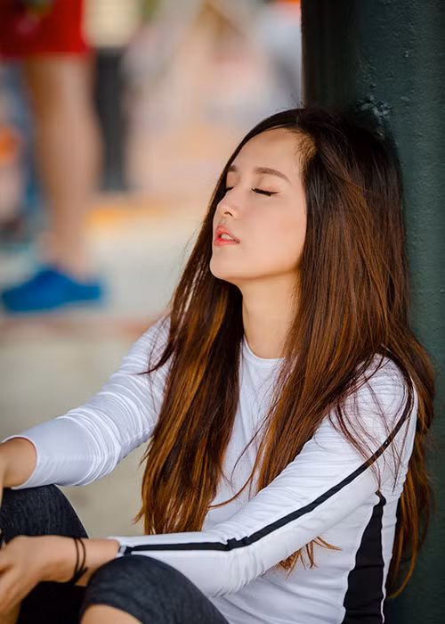 Khoảnh khắc của Mai Phương Thúy tranh thủ chợp mắt vì mệt sau khi chạy bộ.