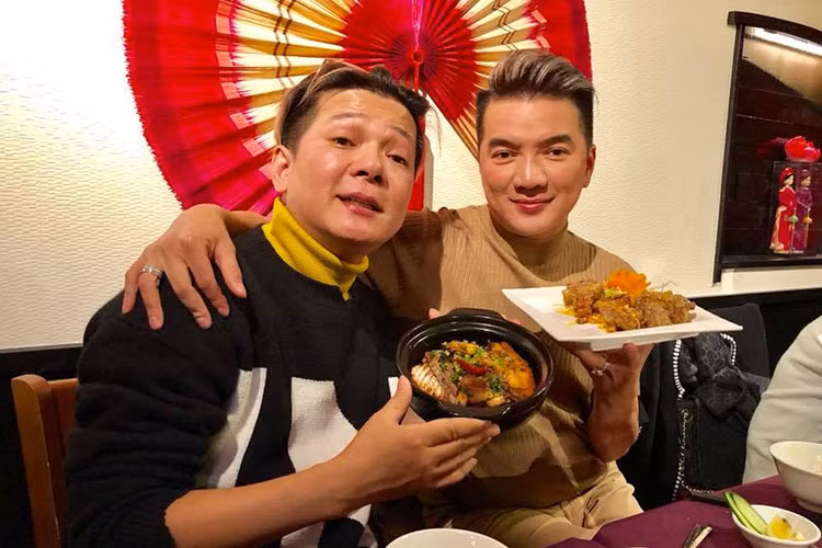 Đàm Vĩnh Hưng, Vũ Hà thưởng thức ẩm thực Nhật Bản.