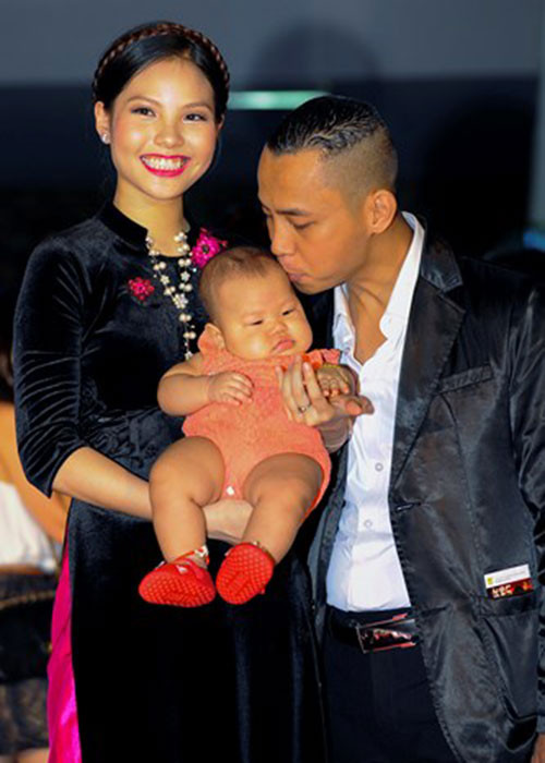 Hình ảnh Khánh Linh bồng con gái nhỏ đến cổ vũ Chí Anh biểu diễn. Ảnh: VOV