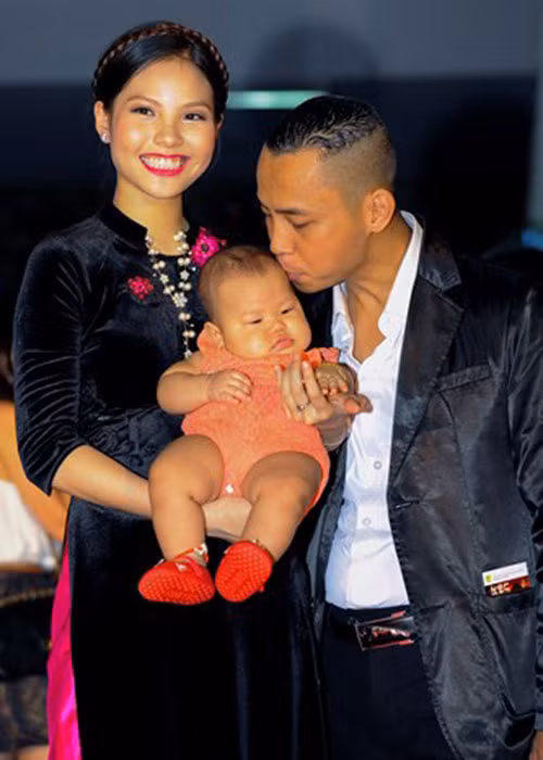Hình ảnh Khánh Linh bồng con gái nhỏ đến cổ vũ Chí Anh biểu diễn. Ảnh: VOV