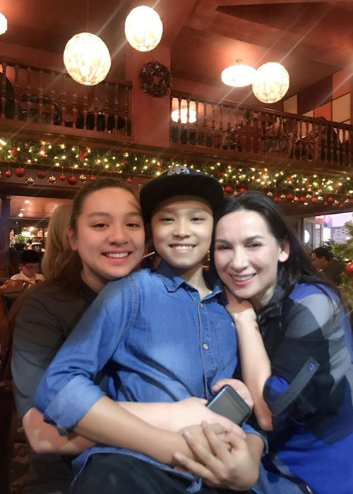 Hình ảnh Hồ Văn Cường tươi rói bên Phi Nhung và Wendy - con gái của nữ ca sĩ.