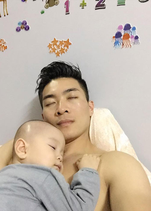 Quốc Cơ còn được khen ngợi là ông bố bỉm sữa tuyệt vời.